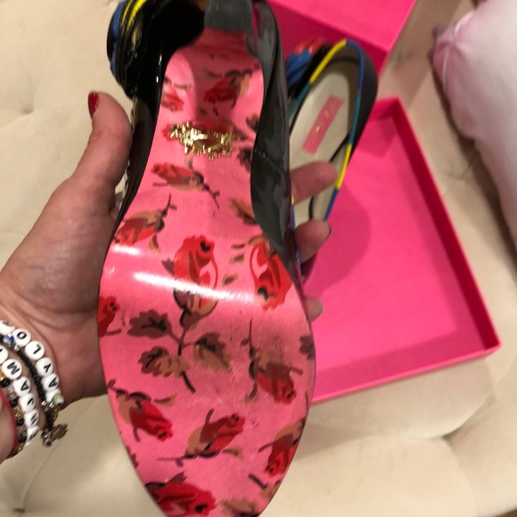 Betsy Johnson peep toe pumps in patent size 9 - Picture 5 of 8